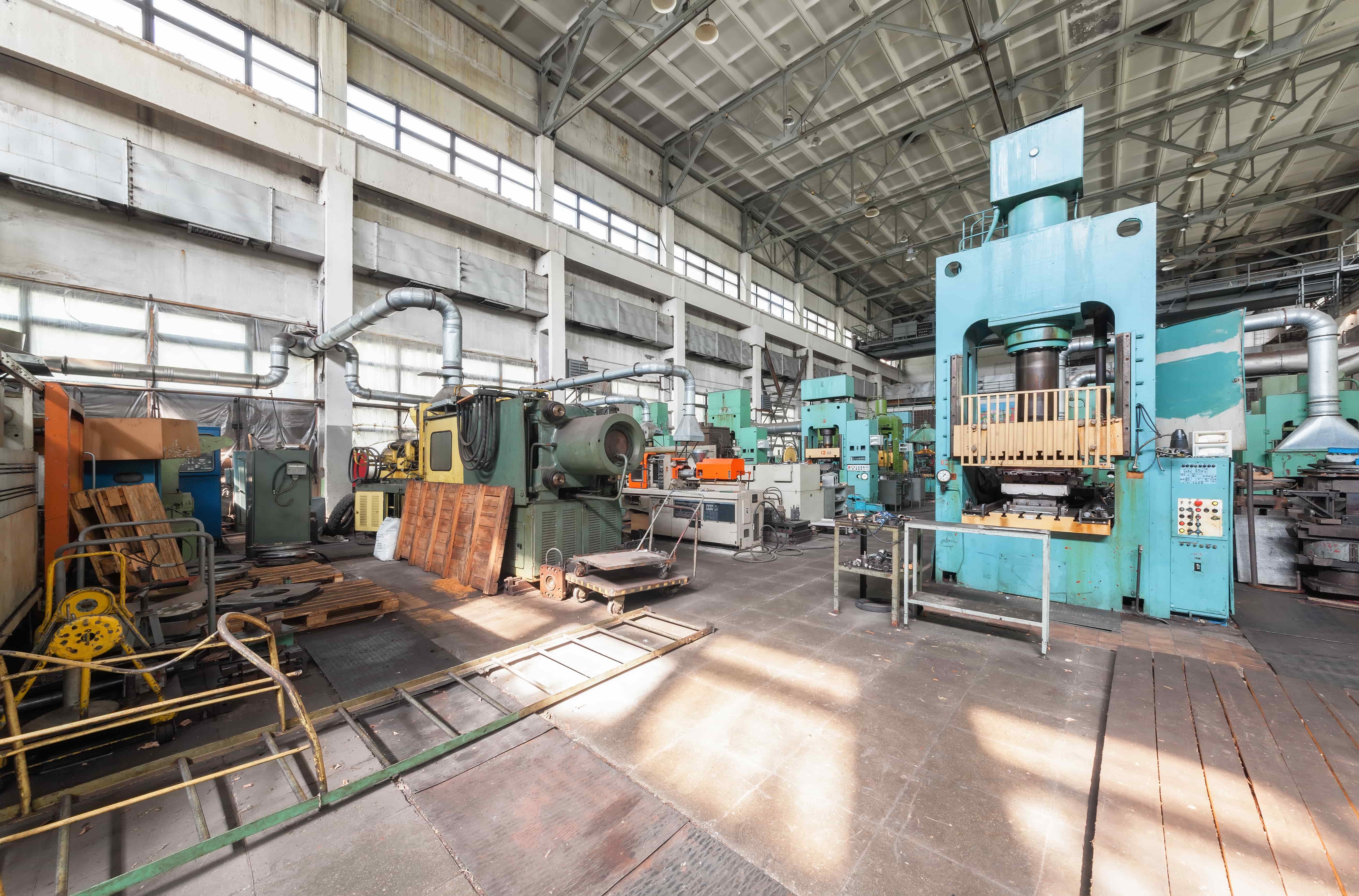 a-variety-of-machines-in-the-factory-P92A3JS-min